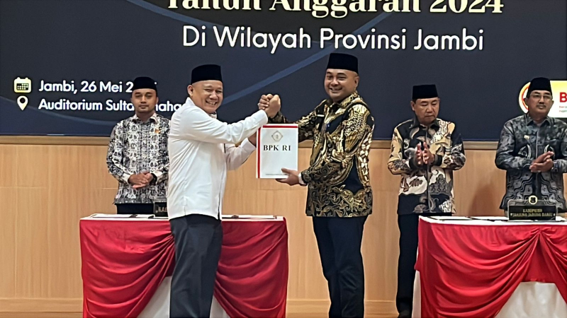 Penyerahan Opini Wajar Tanpa Pengecualian oleh BPK RI Perwakilan Provinsi Jambi Kepada Bupati Tebo Agus Rubiyanto.