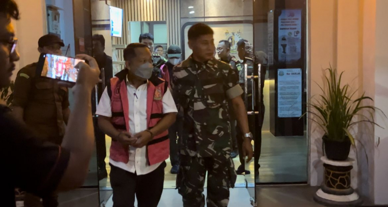 Salah satu TSK kasus korupsi proyek Pasar Tanjung Bungur Tebo saat digiring ke mobil tahanan.