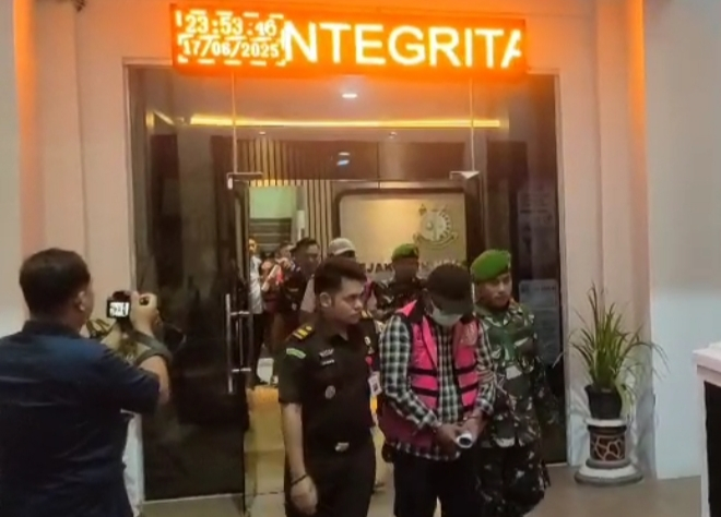 Pelaku saat digiring ke Mobil tahanan