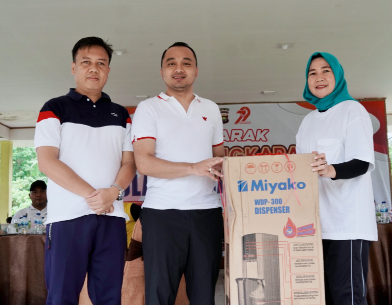 Penyerahan Doorprize oleh Ketua DPRD Tebo 