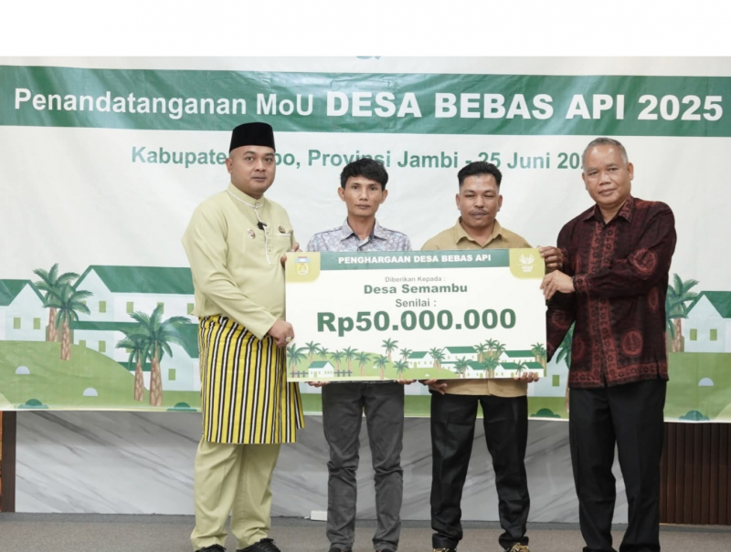 Bupati Agus Rubiyanto Menyerakan Penghargaan Desa Bebas Api