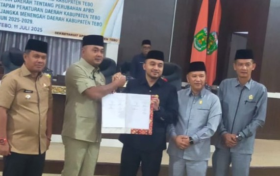 Penyerahan Berita Acara Paripurna Ranperda APBD Perubahan dan RPJMD 2025–2029 