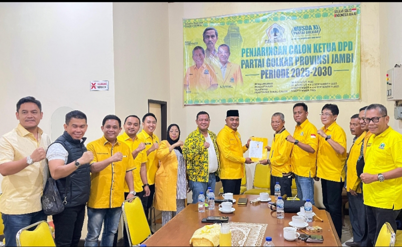 ARB bersama sejumlah ketua DPD Partai Golkar Kabupaten/Kota saat penyerahan berkas pendaftaran.
